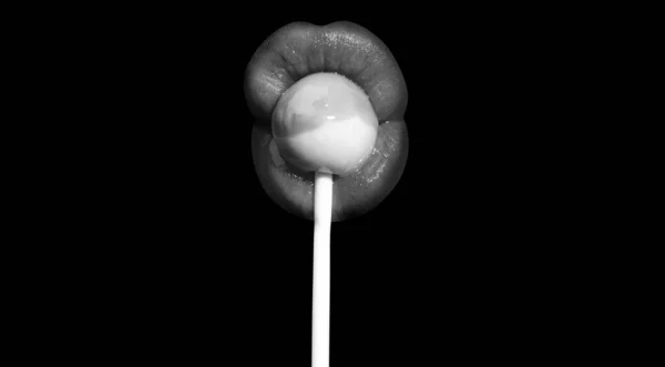 吹工作的概念 女人的嘴唇吸棒棒糖 一个女人把棒棒糖塞到嘴里 被黑色隔离 性感性感的概念 — 图库照片