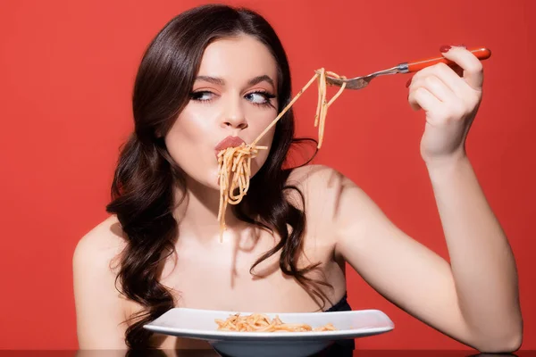 Italiaans Meisje Eet Spaghetti Met Vork Bolognese Pasta Eten Van — Stockfoto