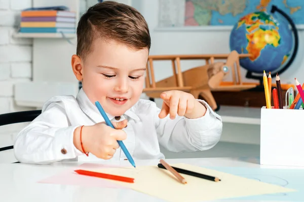 孩子们学习的概念 带着钢笔和笔记本的学童在课堂上写试卷 在学校教室里的孩子 学校概念 — 图库照片
