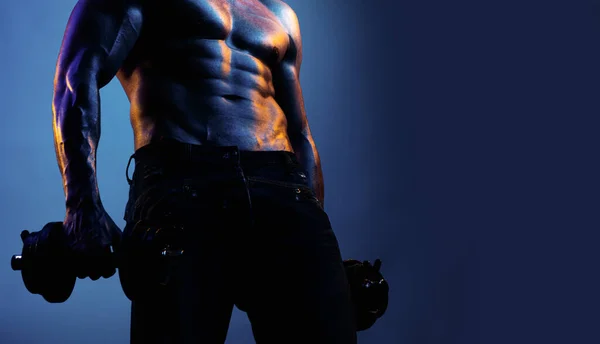 Μυώδης Άνθρωπος Ασκήσεις Αλτήρα Πάνω Από Νέον Μαύρο Μπλε Φόντο — Φωτογραφία Αρχείου