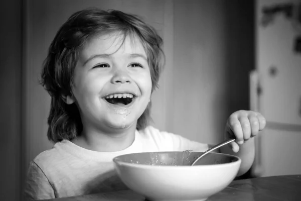 Kid Eten Kleine Jongen Met Ontbijt Keuken Glimlachend Gelukkig Schattige — Stockfoto