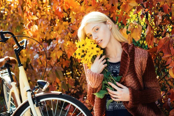 Jesienna Kobieta Jesiennym Parku Ciemnoczerwonym Pulowerem Piękna Jesienna Kobieta Jesiennymi — Zdjęcie stockowe
