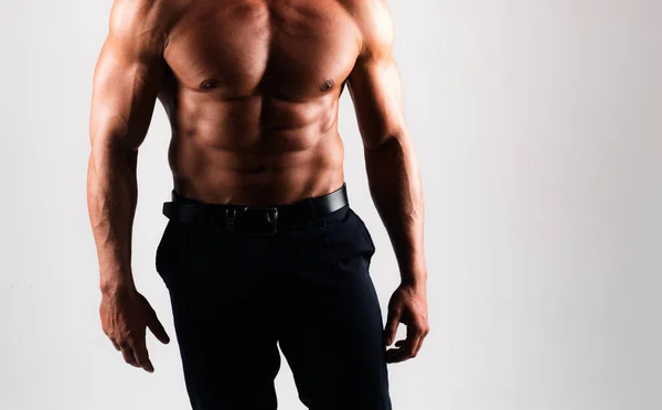 Koncepcja Męskiego Piękna Mody Muskularny Mężczyzna Model Modne Czarne Spodnie — Zdjęcie stockowe