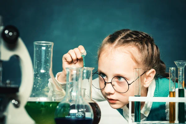 学校化学课 教室里的孩子 背景上有黑板 学校概念 化学科学 显微镜生物学实验 — 图库照片