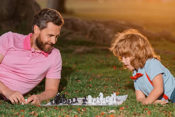 Otec Syn Hrají Šachy Tráví Spolu Čas Parku Mladý Chlapec — Stock fotografie