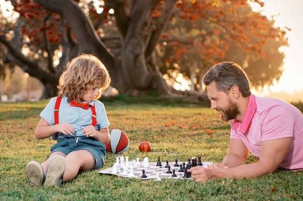 Famiglia Felice All Aperto Padre Figlio Giocano Scacchi Nel Giardino — Foto Stock