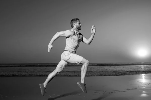 Man Running Beach Sunset Guy Runner Jogger Running Dynamic Jumping — Stock Photo, Image