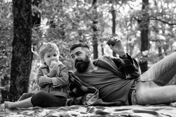 Healthy Snack Bite Juicy Apple Family Picnic Hipster Bearded Dad — Stock Photo, Image