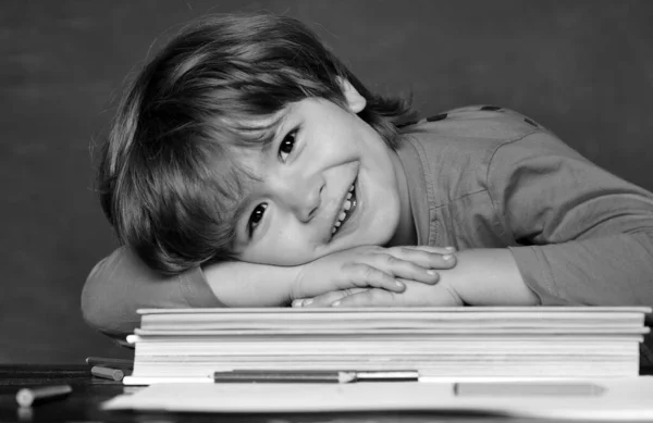 学校に戻って幸せな時間 子供は黒板の背景にクラスで学んでいます 黒板で陽気な笑顔の子供 — ストック写真
