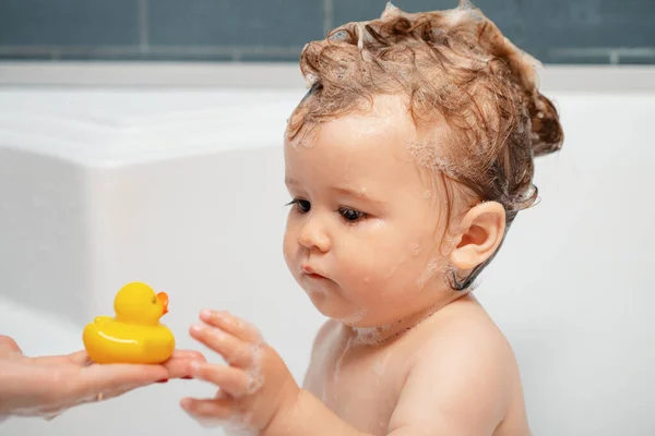 Małe Dziecko Myje Włosy Wannie Kąpiel Bąbelkami — Zdjęcie stockowe