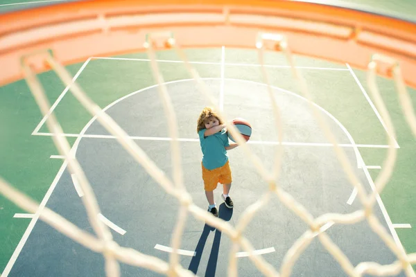Kind Schießt Basketballball Und Spielt Basketball Untere Ansicht Weitwinkel — Stockfoto