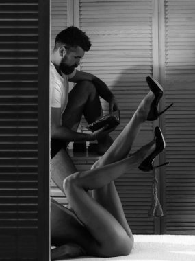 Genç bir çift ve seks koruması için seksi bir akşam. Aşk ve romantizm. Seks oyunları. Genç aşıklar. Yatakta seksi bir çift. Erotik oyunlar ve rahatlama masajı. Baskın ilişki. - Aile. Aşık seksi çift.
