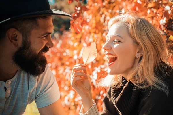 Herbstpaar Glücklich Lächelndes Attraktives Junges Paar Bei Einem Date Das — Stockfoto