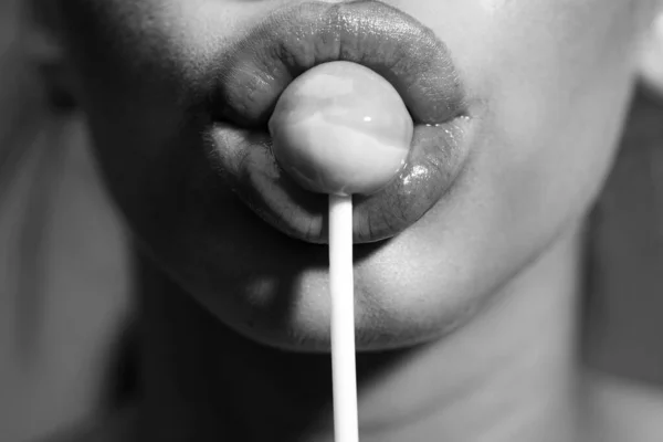 Frauenlippen Lutschen Lollypop Frau Mit Lutscher Mund Aus Nächster Nähe — Stockfoto