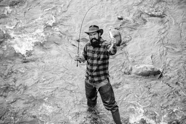 釣り人が魚を捕まえる 帽子と赤いチェックのシャツのハンサムな漁師 釣りを続けなさい 大きなゲーム釣り 出来るなら捕まえてくれ 趣味とレクリエーション 髭の男 — ストック写真