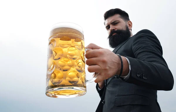 Muž Drží Pohár Pivem Selektivní Zaostření Pivní Džbány — Stock fotografie