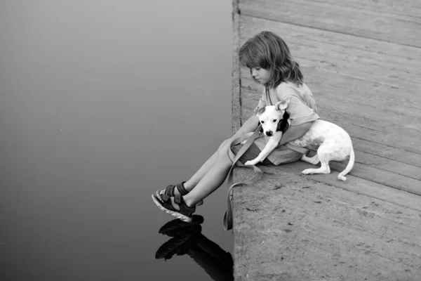 Criança Engraçada Brincando Com Seu Cachorro Parque Perto Lago Infância — Fotografia de Stock