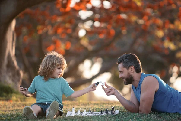 Otec Syn Hrají Šachy Tráví Spolu Čas Parku — Stock fotografie