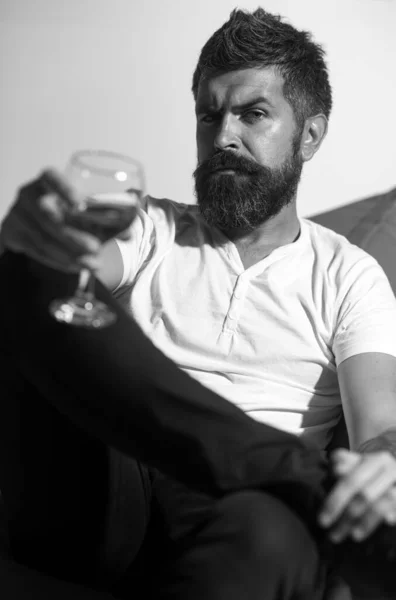 Przygnębiony Człowiek Pijący Samotnie Uzależnienie Alkoholu Człowiek Brodą Kieliszkiem Wina — Zdjęcie stockowe