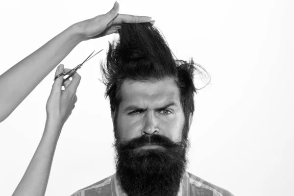 剪头发 理发店的程序 理发师的概念 女人用剪刀剪头发 留着长胡子 胡子和时髦头发的男人 — 图库照片