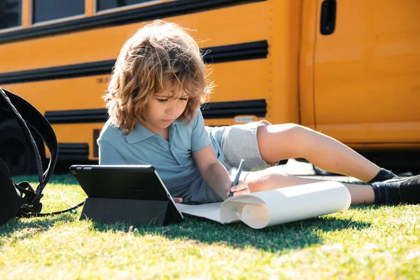 Schüler Schreiben Hausaufgaben Mit Tablet Schulpark Fernstudium Online Bildungskonzept — Stockfoto