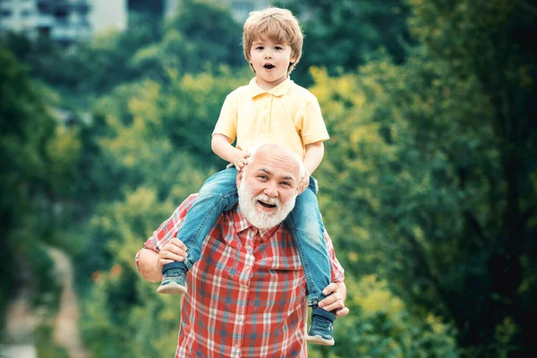 Abuelo Nieto Disfrutando Aire Libre Papá Niño Sonriendo Abrazándose Abuelo — Foto de Stock