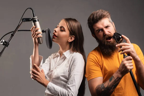 Pár Karaoke Zpěváků Žena Muž Zpívající Hudebním Mikrofonem — Stock fotografie