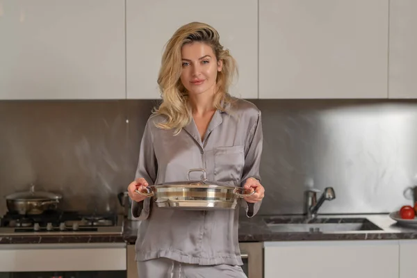Una Donna Tiene Erba Lavori Casa Concetto Pulizia Donna Cucina — Foto Stock