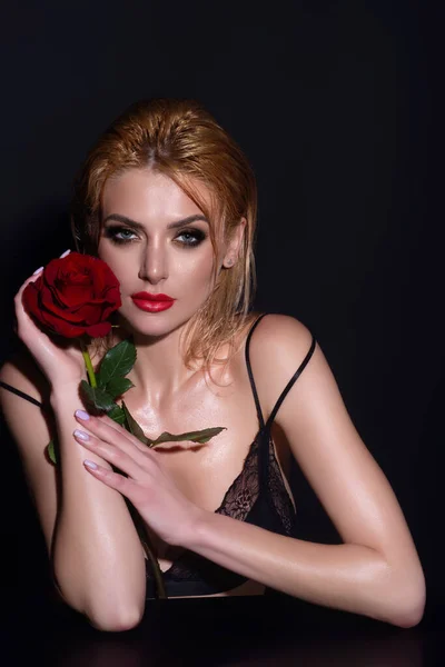 バレンタインデー お祝いと美しさの概念 魅力的なロマンチックな若い女性の花 スタジオの背景 — ストック写真