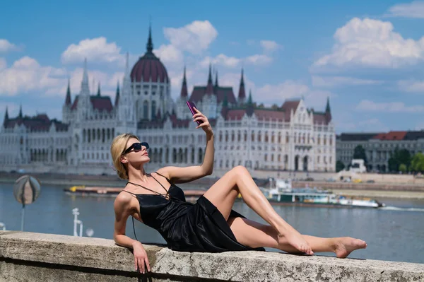 Letní Dovolená Budapešti Maďarsko Sexy Módní Žena Módních Šatech Pózuje — Stock fotografie