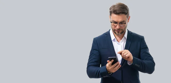 Pukumies Puhelimessa Promo Mobiilisovellus Liikemies Rento Vaatteita Käyttäen Älypuhelin Eristetty — kuvapankkivalokuva