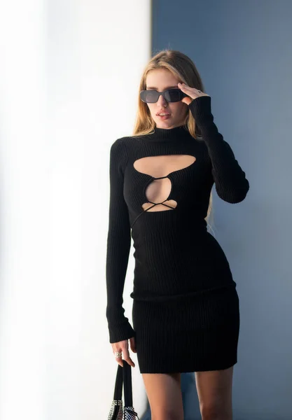 Affärskvinna Mode Ung Kvinna Trendiga Solglasögon Gatan Utomhus Porträtt Ung — Stockfoto