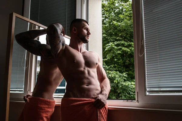 Mann Mit Nacktem Körper Muskulösen Schultern Nackter Mann Bett Muskulöser — Stockfoto