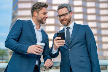 Anlaşma öneriyor, yeni projeyi tartışıyoruz. İş adamı açık havada konuşuyor. Patronla büyük planlar yapıyoruz. İş ortakları bir şey tartışıyor, takım çalışması ve açık havada sohbet.