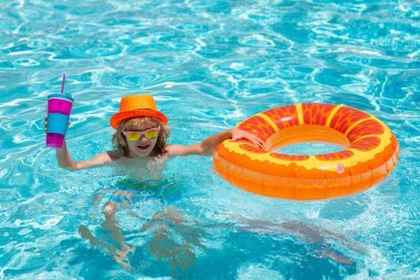 Yaz çocukları kokteyli. Güneş gözlüklü çocuk yaz günü havuzda. Çocuklar yüzme havuzunda oynuyor. Yaz tatili ve tatil konsepti