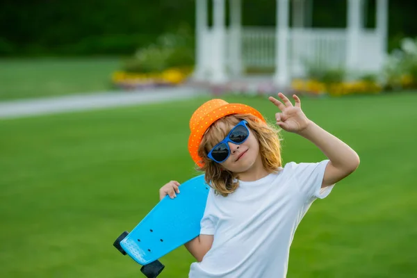 Sommer Kindermode Skateboarder Junge Skatepark Junge Mit Skateboard Kindheit Freizeit — Stockfoto