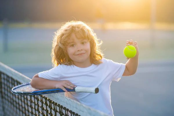 Kleiner Tennisspieler Auf Einem Platz Kindergesicht Porträt Mit Tennisball — Stockfoto