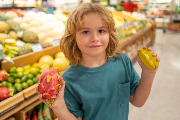Ragazzo Con Frutta Bambino Supermercato Vegetale Bambino Che Sceglie Cibo — Foto Stock