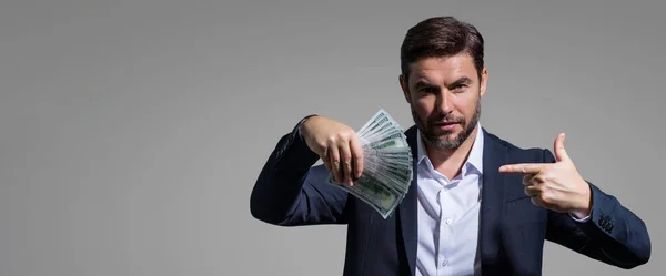 Geschäftsleute Halten Geld Auf Grauen Studio Isolierten Hintergrund Reicher Mann — Stockfoto