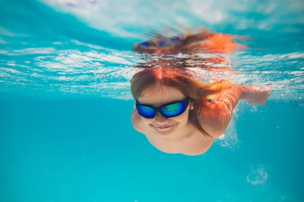 Kind Springt Schwimmbad Ins Wasser Kleines Kind Schwimmt Unter Wasser — Stockfoto