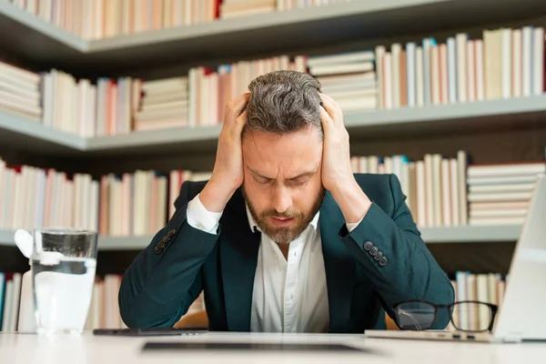 Biznesmen Garniturze Bólem Głowy Zmęczony Biznesmen Pracuje Godzinach Boli Głowa — Zdjęcie stockowe