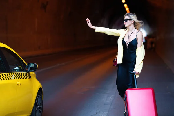 Una Mujer Con Una Maleta Coge Taxi Viajero Turista Mujer — Foto de Stock