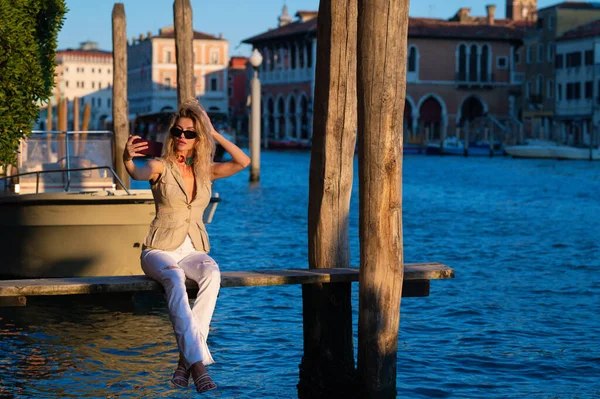 Διακοπές Στην Ευρώπη Γυναίκα Διάσημο Ταξιδιωτικό Προορισμό Στη Βενετία Κομψή — Φωτογραφία Αρχείου