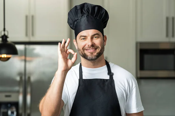 シェフの料理には おいしい料理があります キッチンで料理人の帽子と制服シェフのハンサムな男 — ストック写真