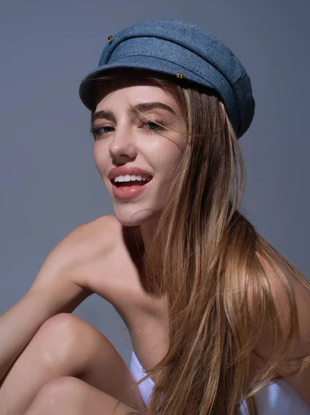 Cara Mujer Sexy Mujer Joven Sensual Posando Con Sombrero Gorra — Foto de Stock
