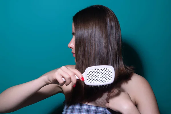 Young Woman Taking Care Hair Comb Her Hair Haircare Pretty — Stok fotoğraf