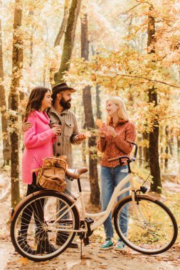 Aşık bir çift, Forest Park 'ta bisiklete biniyor. Bisikletli arkadaşlar. Sakallı adam ve kadınlar sonbahar ormanında dinleniyorlar. Romantik bir çift randevuda. Tarih ve aşk. Ormanda sonbahar günü yürüyüşü.
