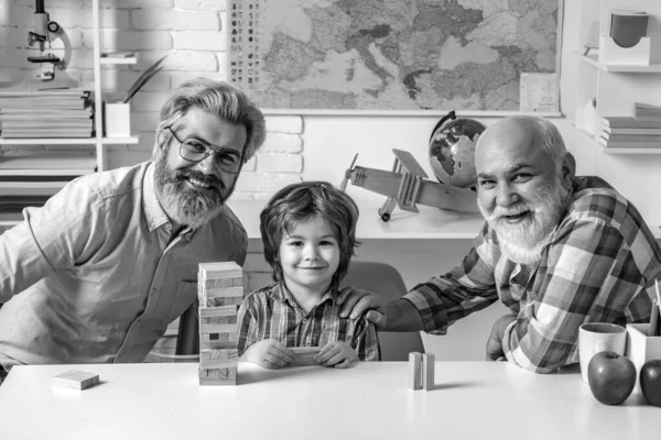 Hombre Diferentes Épocas Niño Alumno Con Padre Abuelo Tres Generaciones —  Fotos de Stock