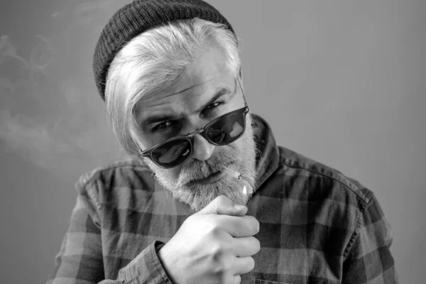 Egy Jóképű Férfi Portréja Stúdióban Sötét Háttérrel Dohányzó Férfi — Stock Fotó
