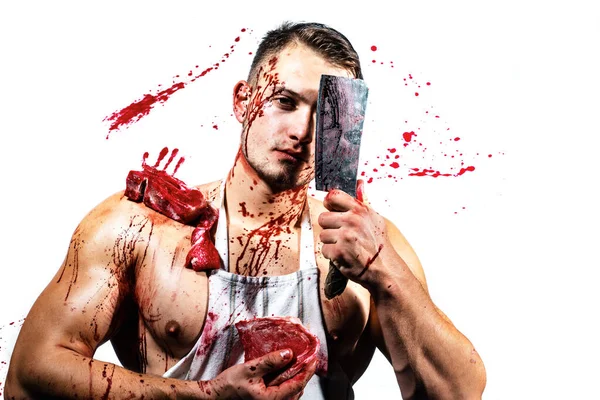 在肉店屠夫切红肉 英俊的男人切割生牛排与屠夫斧在肌肉发达的手 强壮的男人穿着有血迹的屠夫围裙 — 图库照片